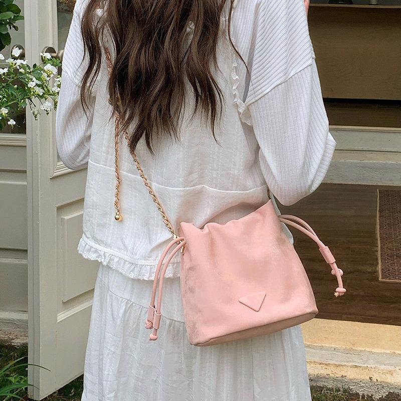 Puszysta Kremowa Różowa Torba Wiązana na Łańcuszku - Modna, Wszechstronna Torba Wiaderko na Ramię i Przez Ramię