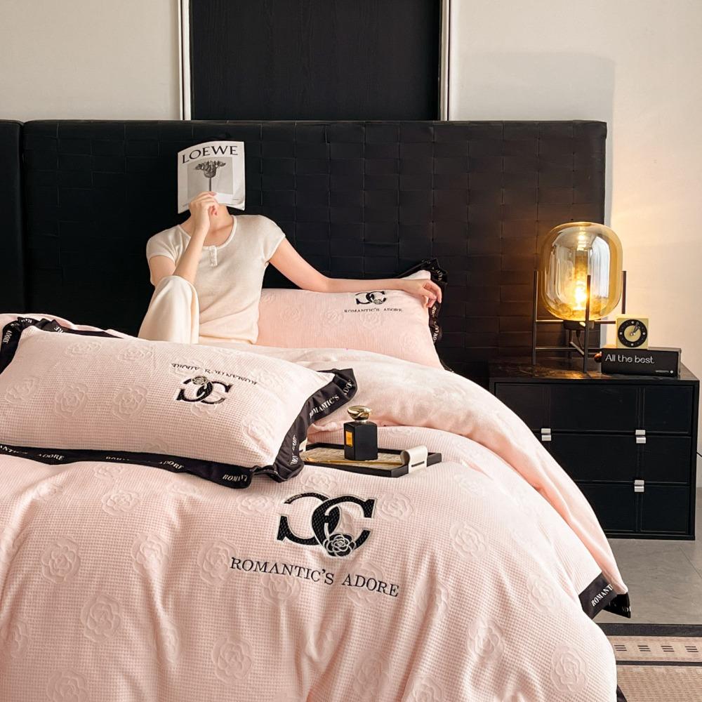 Winter Thickened Carved Milk Velvet Four-Piece Set with Luxurious Embroidery and Wide-Edge Bed Sheet and Duvet Cover
