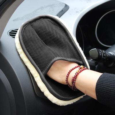 Vilnonės automobilių plovimo pirštinės, skirtos šluostymui, vaškavimui, valymui ir poliravimui. Pliušinio lokio letenos dizainas, skirtas švelniai prižiūrėti jūsų automobilį.
