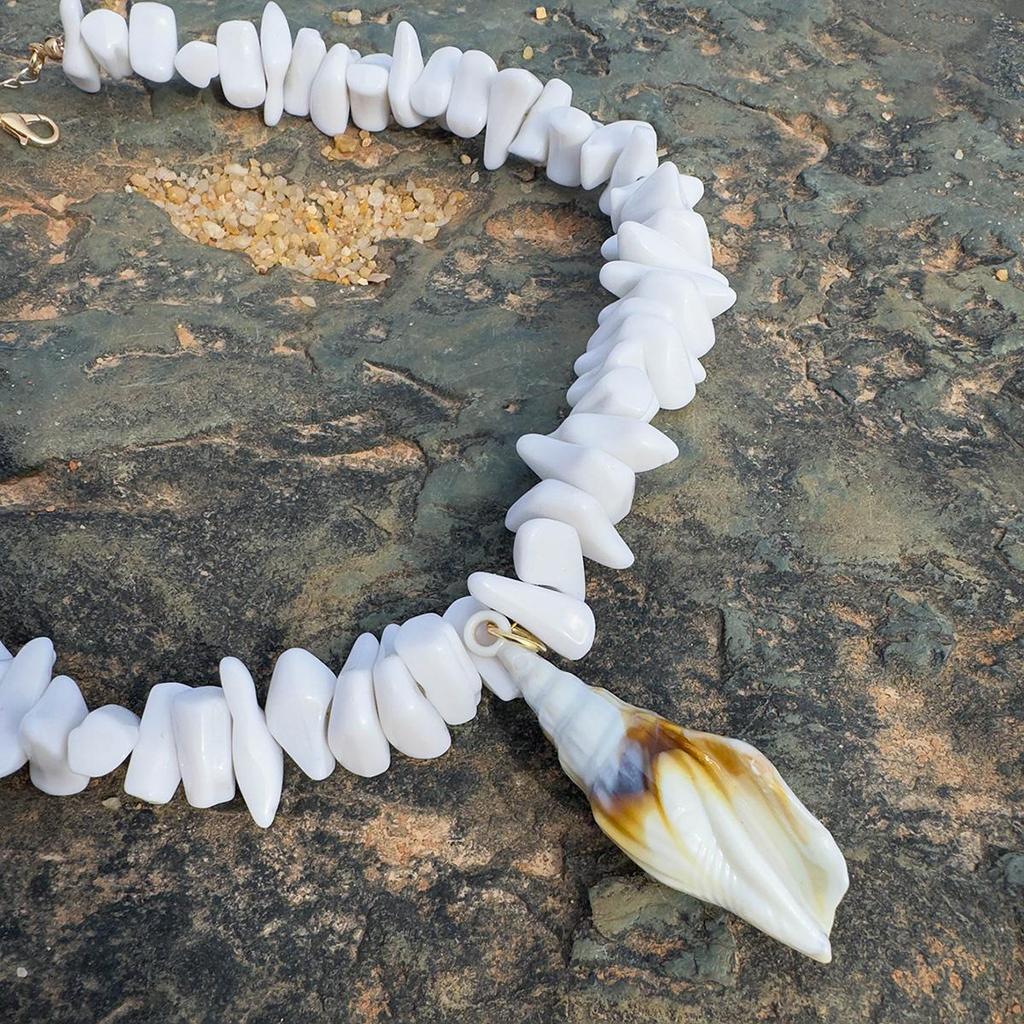 1PCS Fashionable Simple White Crushed Stone Conch Pendant Necklace for Women, Beach Vacation Conch Necklace