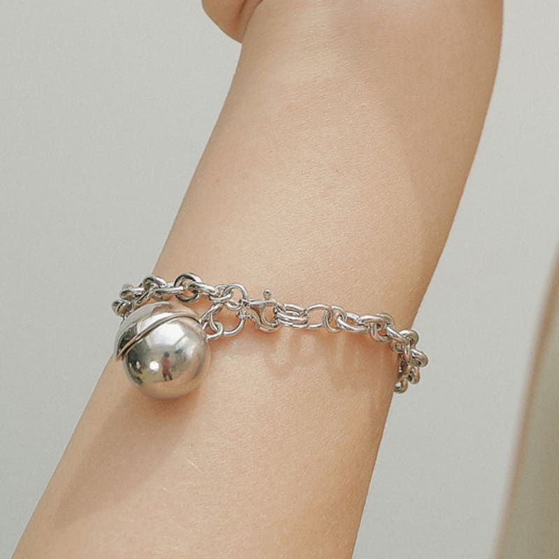 

MAISON DE KIG Bold Ball Acorn Bracelet silver
