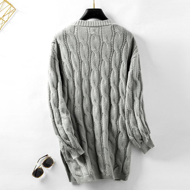 Dámský podzimní a zimní úpletový kardigan střední délky volného střihu s véčkovým výstřihem a copánkovým vzorem v jednobarevné variantě