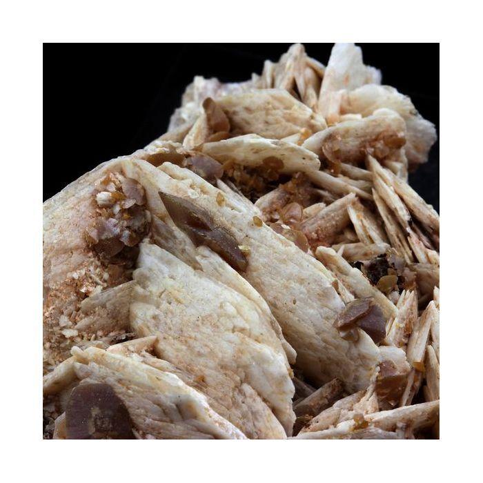 Pierres et Minéraux. Wulfenite + Baryte. 772.5 ct. Lantignié, France..