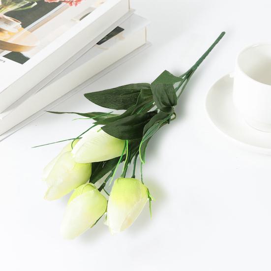 Krásná umělá květina nikdy nevybledne Více vrstev okvětních lístků vytváří vitalitu