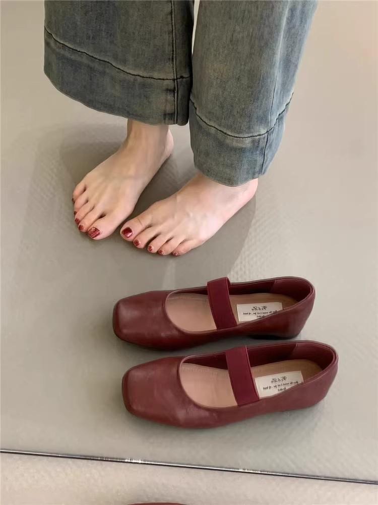 

Женские туфли Мэри Джейн в стиле ретро 2025 года, новый французский темперамент, элегантные и универсальные, с юбкой, легкий рот, мягкая подошва, вечерние туфли 35 красный