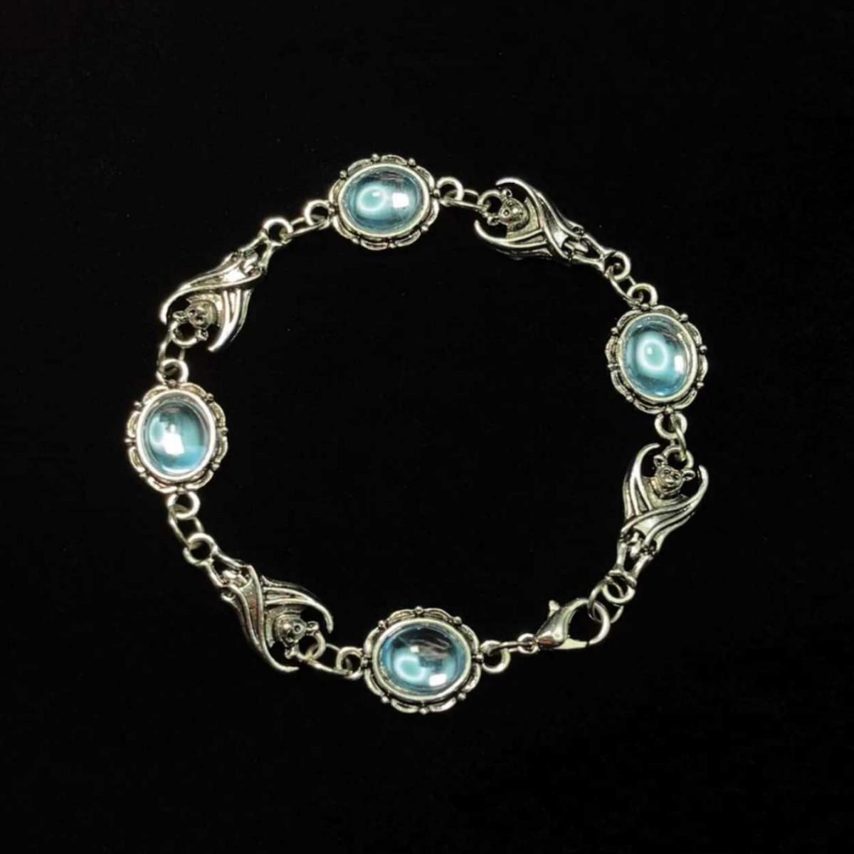 

Викторианские браслеты-банглы с подвеской в виде летучей мыши-вампира для женщин, готический браслет с кристаллами кроваво-красного цвета, эффектные украшения на Хэллоуин