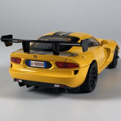 1:32 Dodge Viper ACR Masivní sportovní auto Kovový odlitkový model auta Vysoká simulace Domácí trendy hračky Ozdoby Sváteční dárek