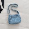 Dżinsowa torba z haftowanym napisem, wielokieszeniowa torba crossbody