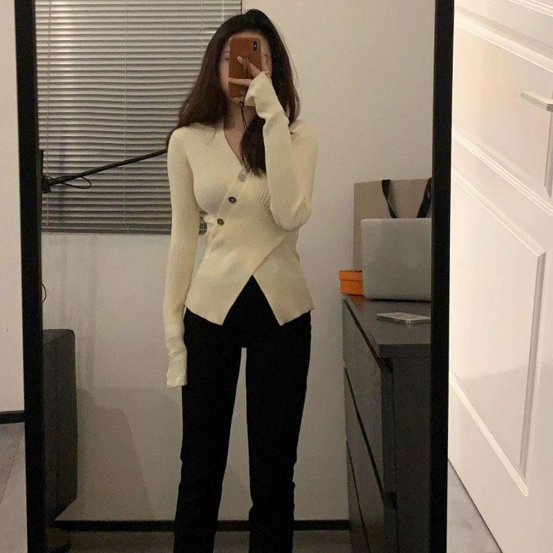 Nepravidelný svetřík s véčkovým výstřihem se stahováním v pase, s vysokým pasem, slim fit a rozparkem, čistá touha vypadat štíhle, pletený s dlouhým rukávem, vnitřní styl pro ženy