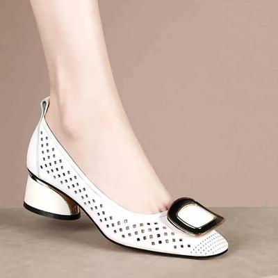 Sapatos para Mulher 2024 Escritório Bico Quadrado Calçado Feminino de Verão com Saltos Médios Couro Normal Sandálias Casuais Saltos Brancos