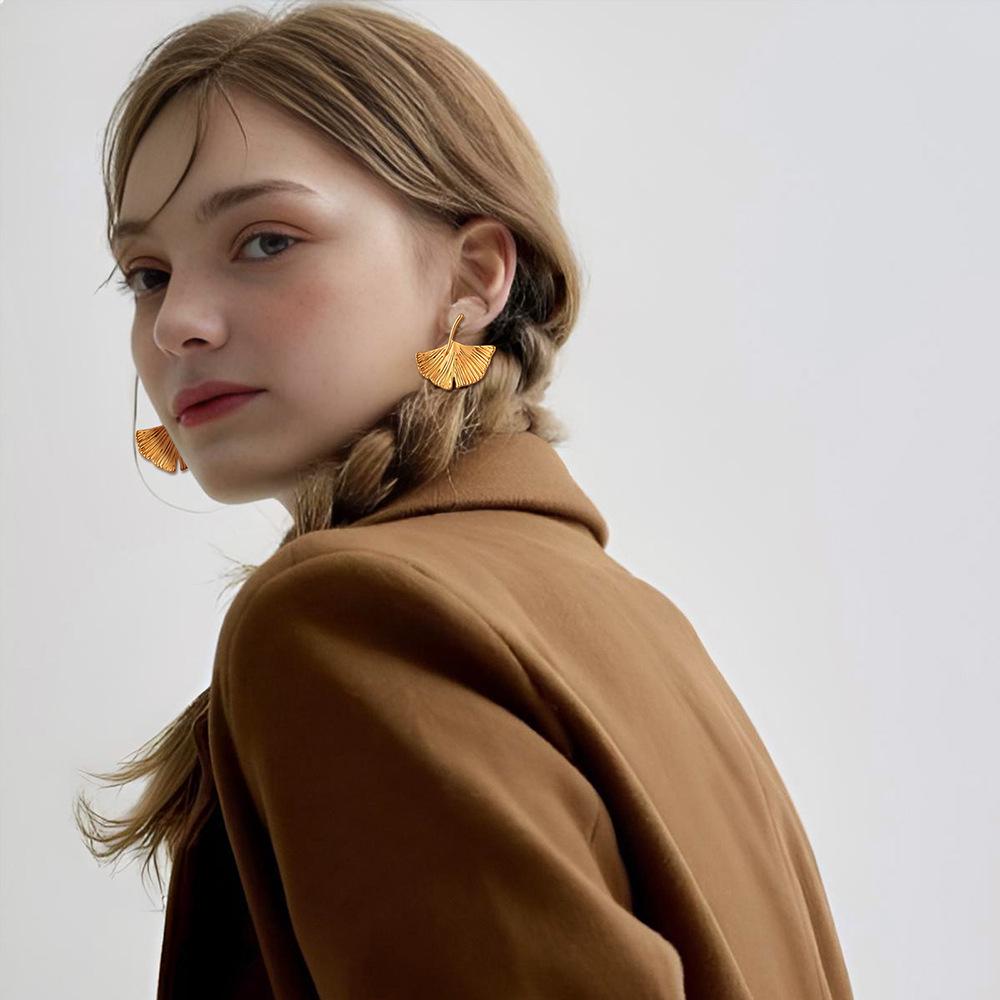 Cercei Europeni & Americani High-End cu Frunză de Ginkgo din Aliaj - Design Îndrăzneț, Elegant, Exagerat