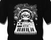Böse Katzen auf Synthesizern im Weltall T-Shirt