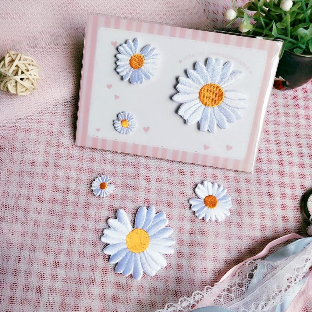 White Daisy Embroidery Hook & Loop Patch - Self-Adhesive Decorative Applique for Clothes and Bags