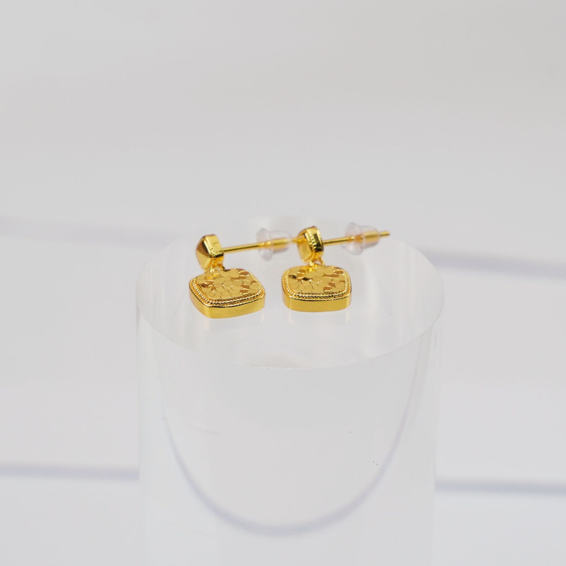

2026 New Earrings, Women s Light Luxury High-end Sense Does Not Fade, Earrings, Ear Buckles, European and American Ins Style 2026
