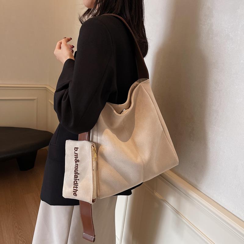 2025 autumn and winter new retro fashion tote bag women's commuting large-capacity shoulder bag niche casual women's bag