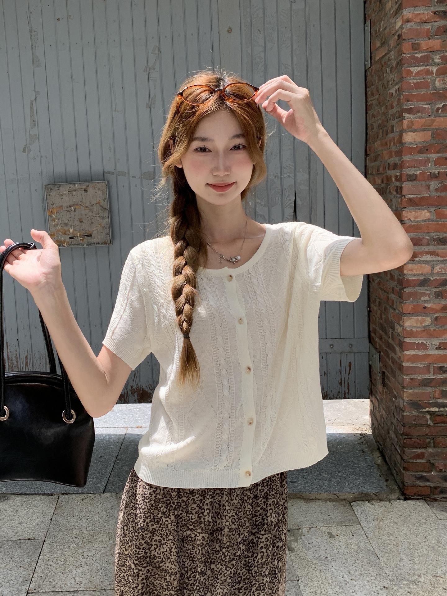 

French temperament twist crew neck single-breasted knitted short-sleeved cardigan women s summer casual versatile thin top One size fits all