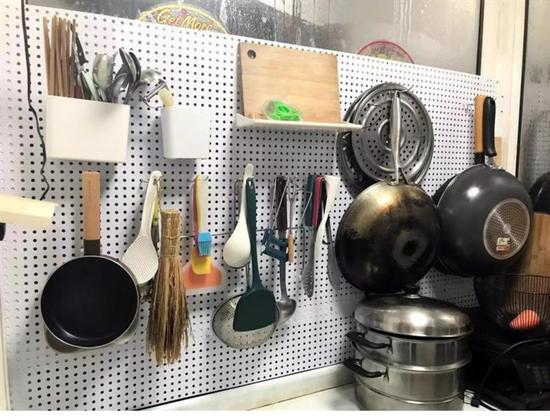 Rahmenloses Metall-Lochplatten-Lagerregal für Werkzeuge, Telefone, Schmuck und mehr