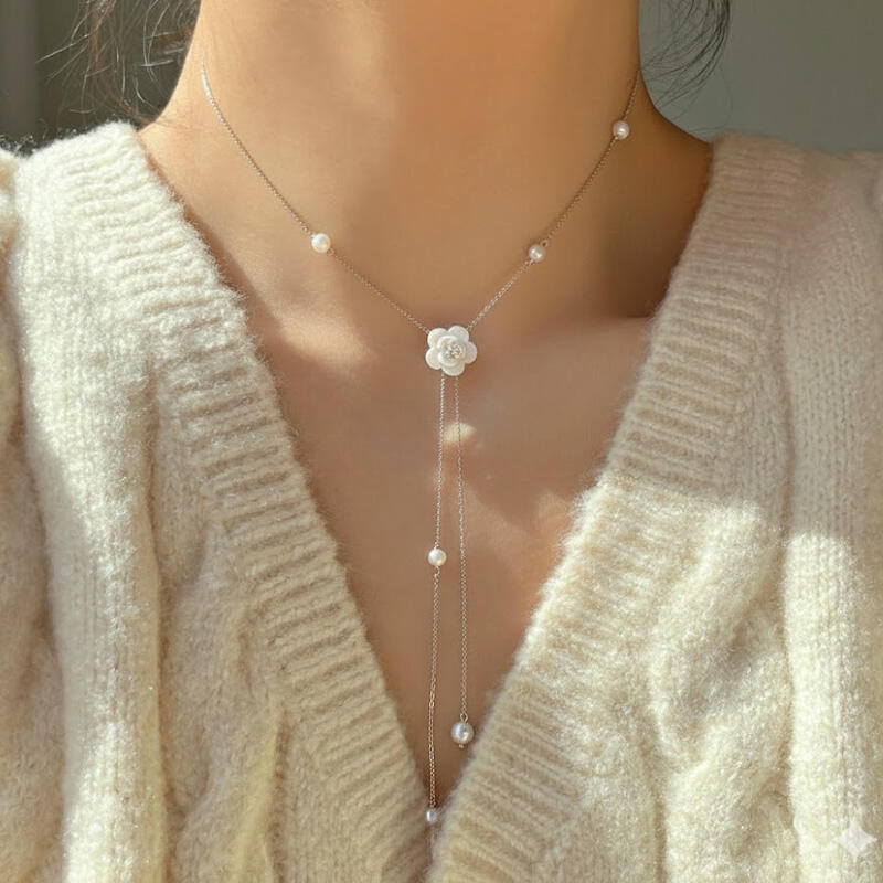 

Misera Frosty Rose Long Drop Snowflake Pearl Long Necklace Silver