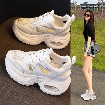 Scarpe da ginnastica con suola spessa rialzate in rete traspirante alla moda, scarpe da papà, da donna, estate 2025, nuove sandali sportivi e da tempo libero con design traforato a muffin
