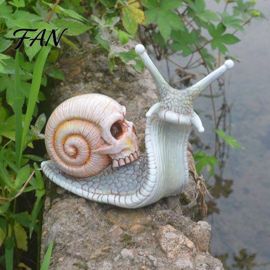 Weatherproof Patio Accents Halloween Skull Snail Statue, Gothic Home Decor, Creative Resin Crafts Figurine Ornaments for Outdoor Garden Lawn