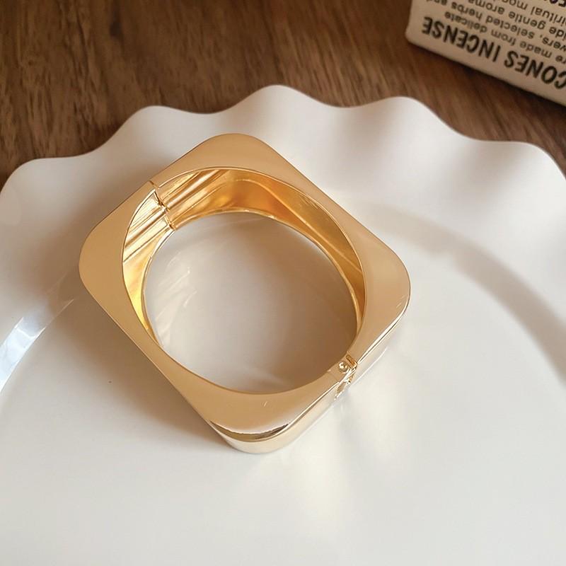 Schickes High-End-Metallarmband: Eleganter, Einzigartiger und Mutiger Damenschmuck