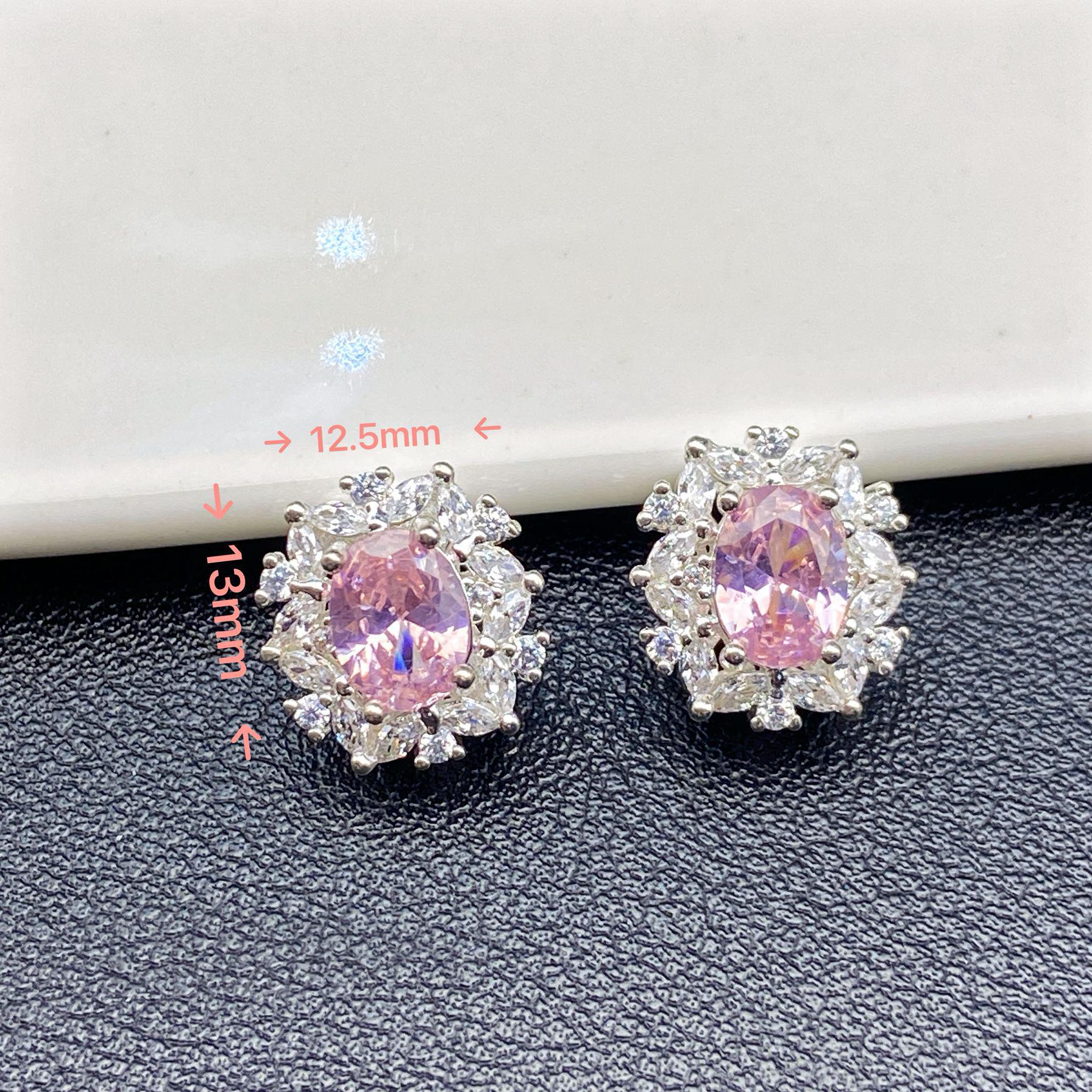 

Oval White Zircon Powder Zircon with Purple Zircon Flower, Heart-shaped Bow, Saturn, T Square, and Hollowed-out Mesh Rhinestone Spacer Beads.