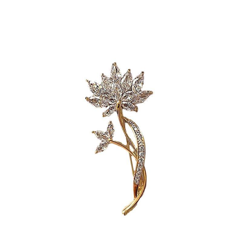 The Lotus Brooch Exudes A Sense of High-end Niche Luxury and Elegance The Brooch Has A Design Sense and Is A Niche Brooch