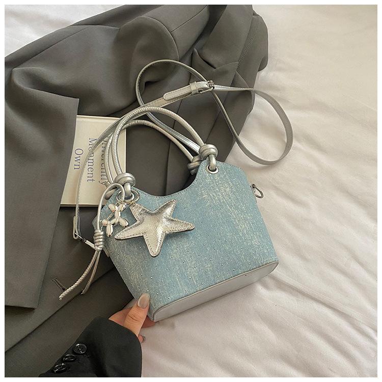 

Korean version of hand carry trendy bucket bag 2025 fashion simple casual shoulder bag summer new messenger bag светло-синий