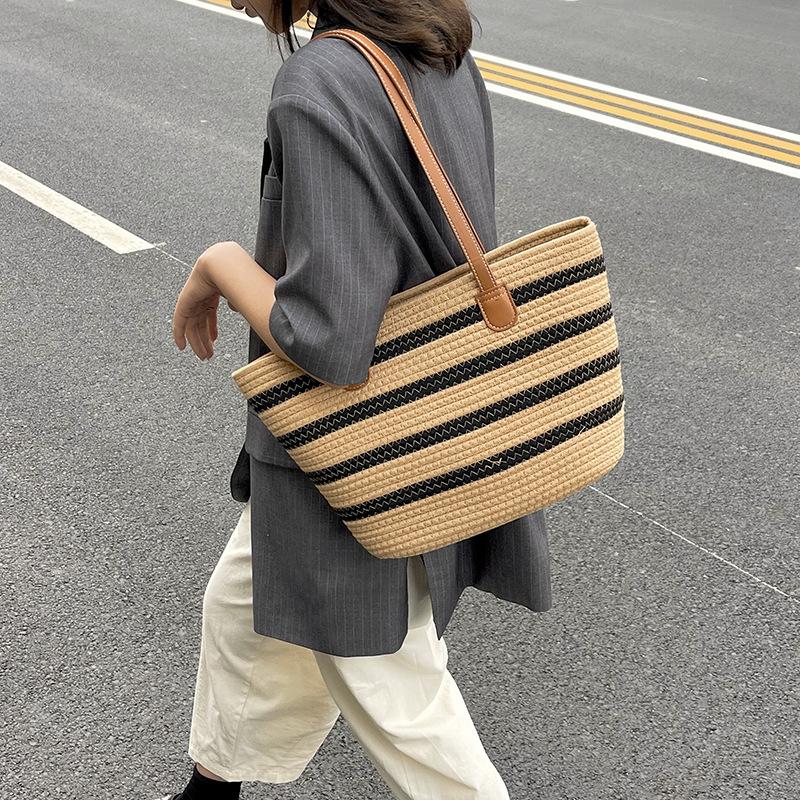 

Simple literary and artistic fan, exquisite stripes, contrasting colors, woven women s portable small square bag, spring new one-shoulder armpit bag. Type 1