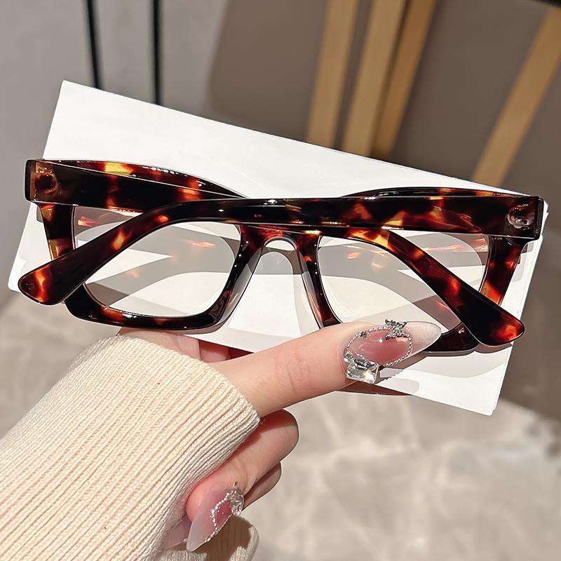 Fashionable and retro small square anti-blue light glasses, a fashionable item, are a flat light lens for street photography