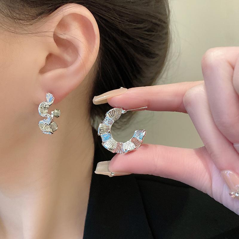 

Серебряная игла Европейские и американские преувеличенные металлические серьги-гвоздики с волнистым краем женские, ретро серьги с темпераментом в форме буквы С, серьги в стиле холодный ветер 925 silver needle