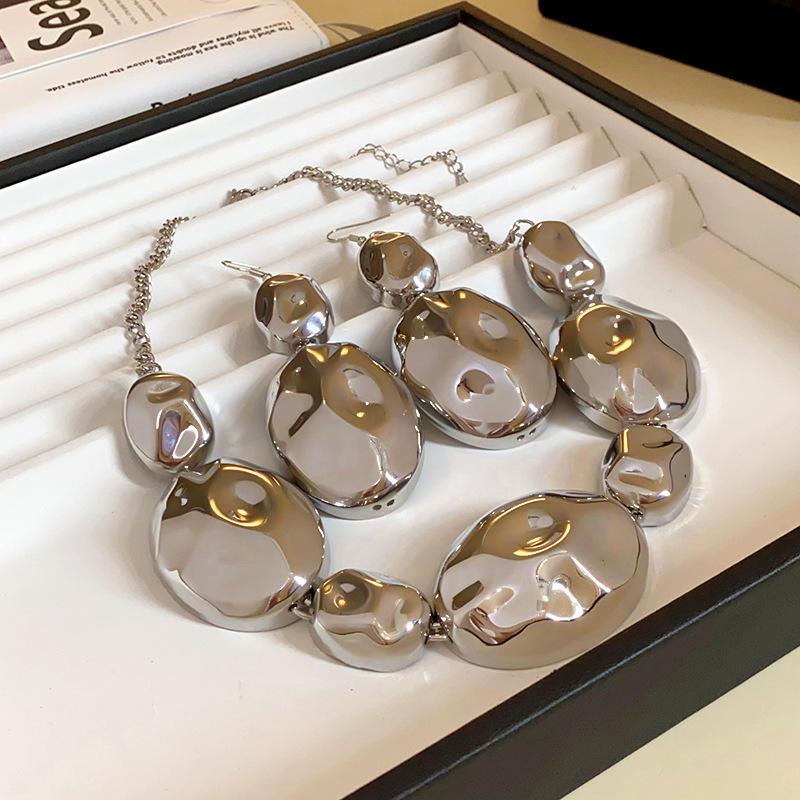 Oval Irregular Geometric Necklace - Unique Metal Clavicle Chain, Fashionable and Elegant Design