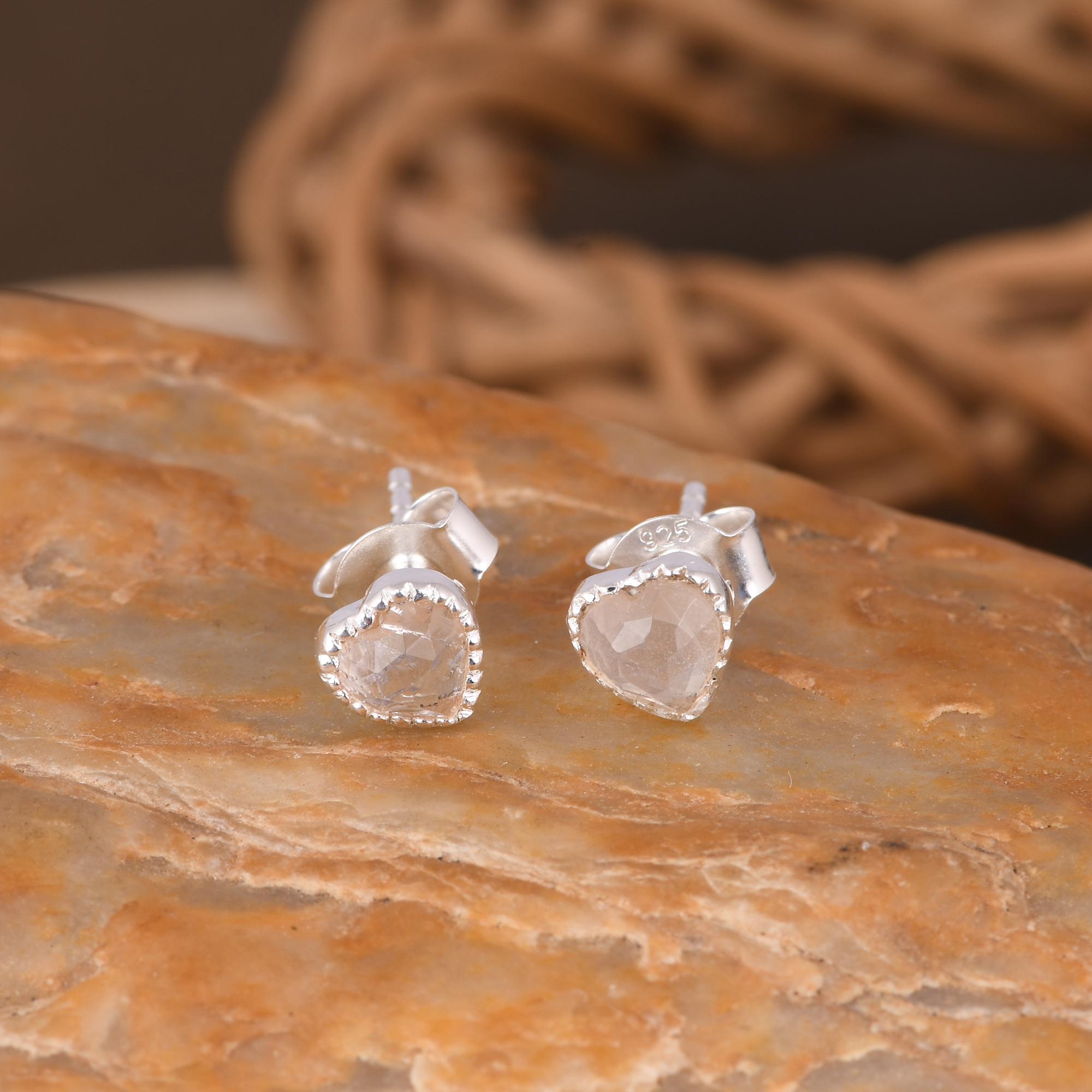 Серьги-гвоздики в форме сердца из розового кварца в стерлинговом серебре 925 пробы.