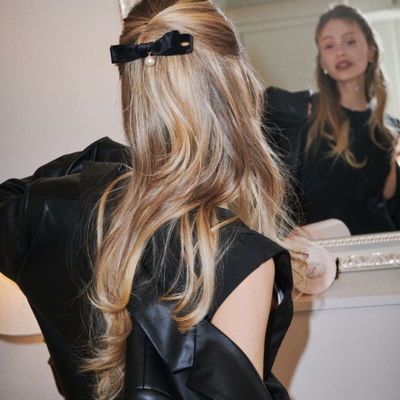 

CARRY BARRETTE Cherie Ribbon Pearl Hair Pin Black Cherie Ribbon Pearl Hair Pin Black