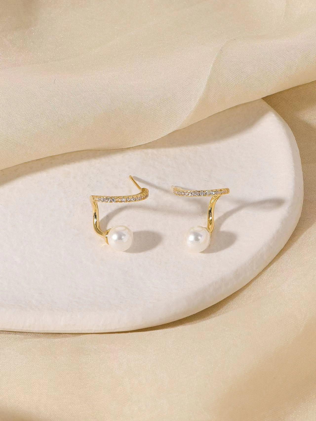 

Дизайнерские клипсы-жемчужины для непроколотых ушей - Нишевые, Безболезненные, Минималистичные, Высококлассные, Имитация сережек-гвоздиков