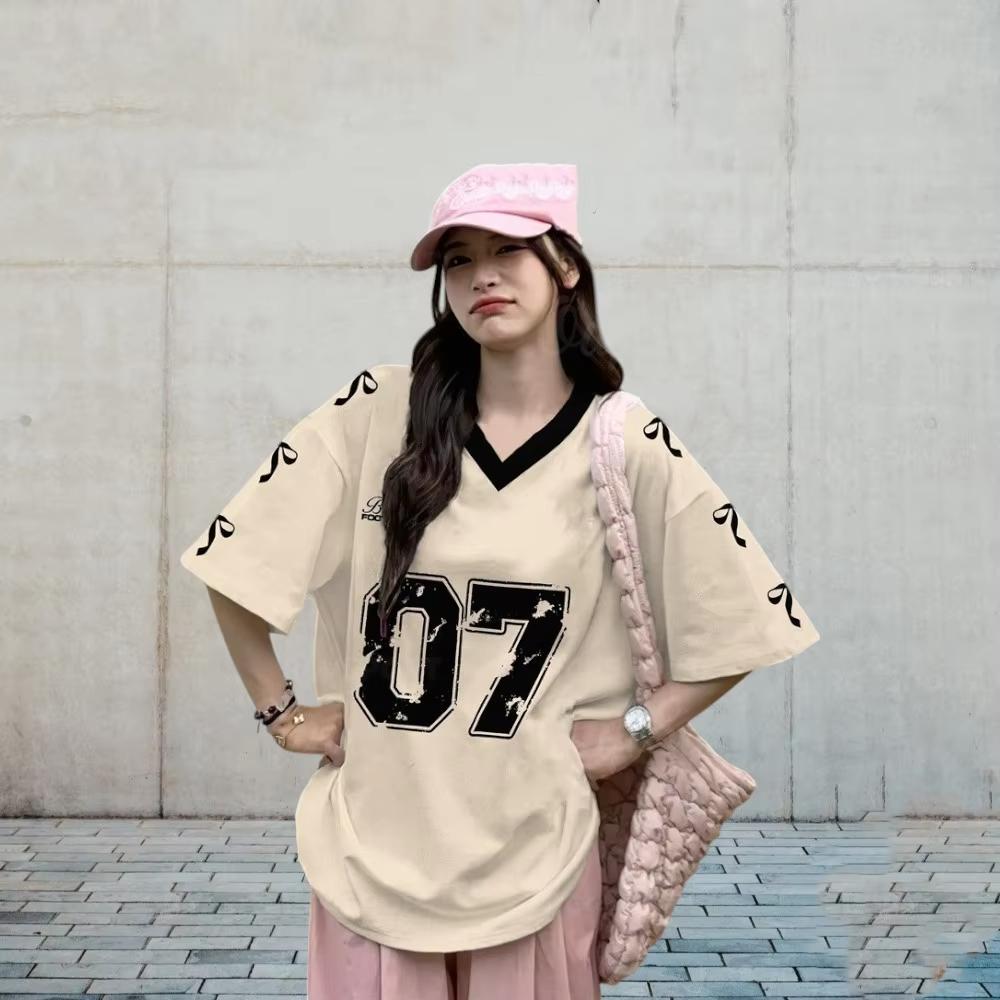 Ny dame størrelse 7 trykket V-hals kort ermet sommer fotballfan uniform, løs avslappet sport dame T-skjorte