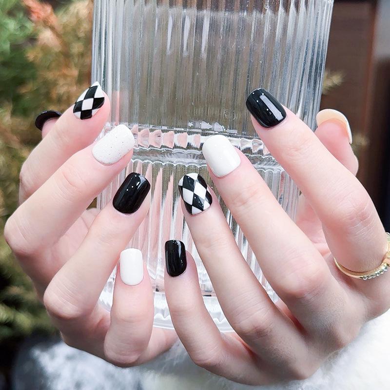 

Элегантные черно-белые клетчатые накладные ногти ручной работы Medium M Size