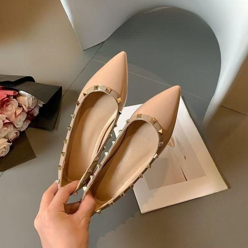 European and American flat-bottomed summer new shallow-mouth foot thick heel pointed rivet flat-heeled single shoes
