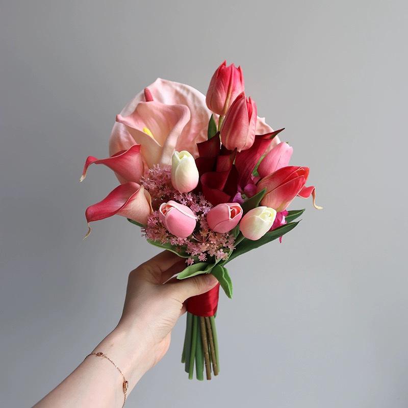 Elegant Handheld Simulation Bouquet: Calla Lilies and Tulips for Weddings, Photography, and Home Decor.