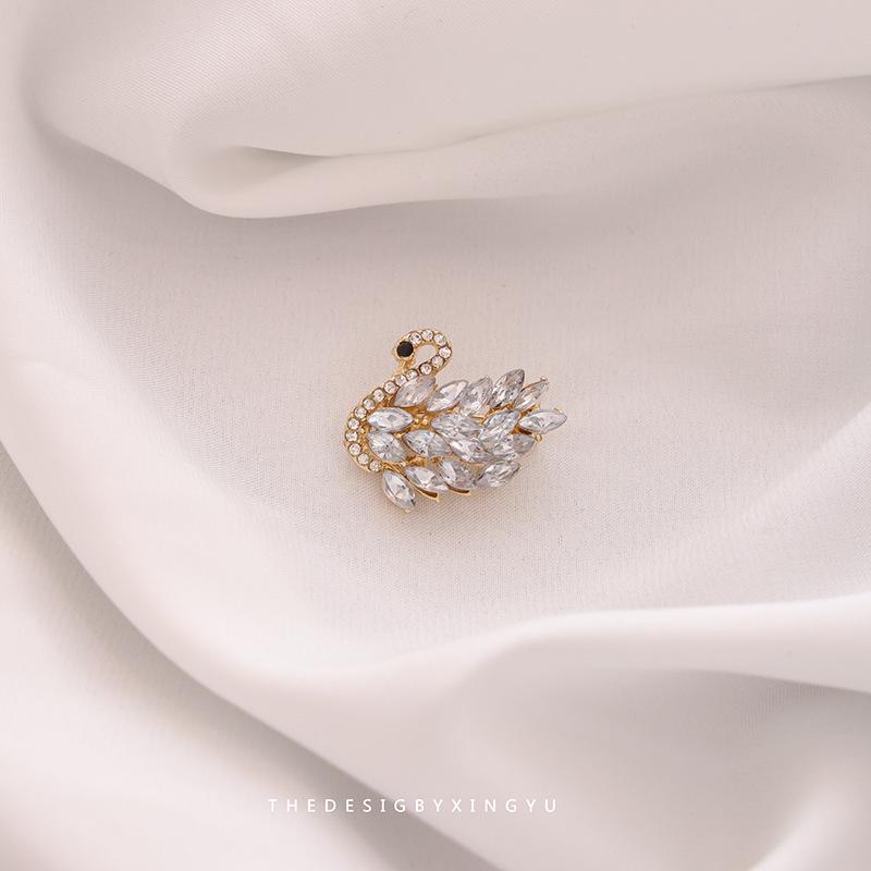 Broche Elegante de Pérola Dourada e Espiga de Trigo: Acessório Versátil e de Alta Qualidade para Mulheres