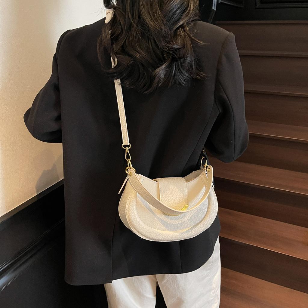 Fashion Korean version niche underarm bag 2025 new simple hand shoulder bag versatile temperament messenger commuter women's bag