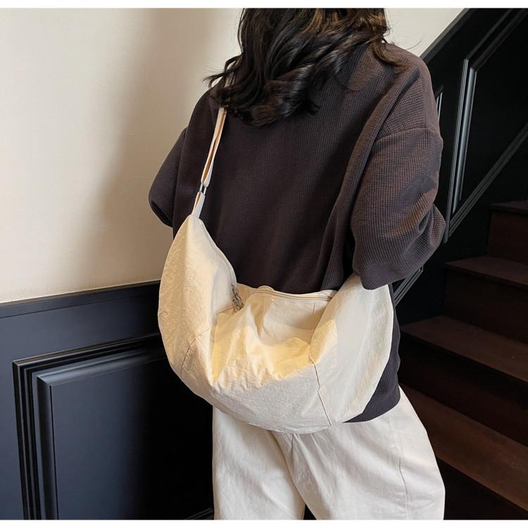 Nylon Minimalist Shoulder Bag For Casual Travel With Zipper Pocket For Women