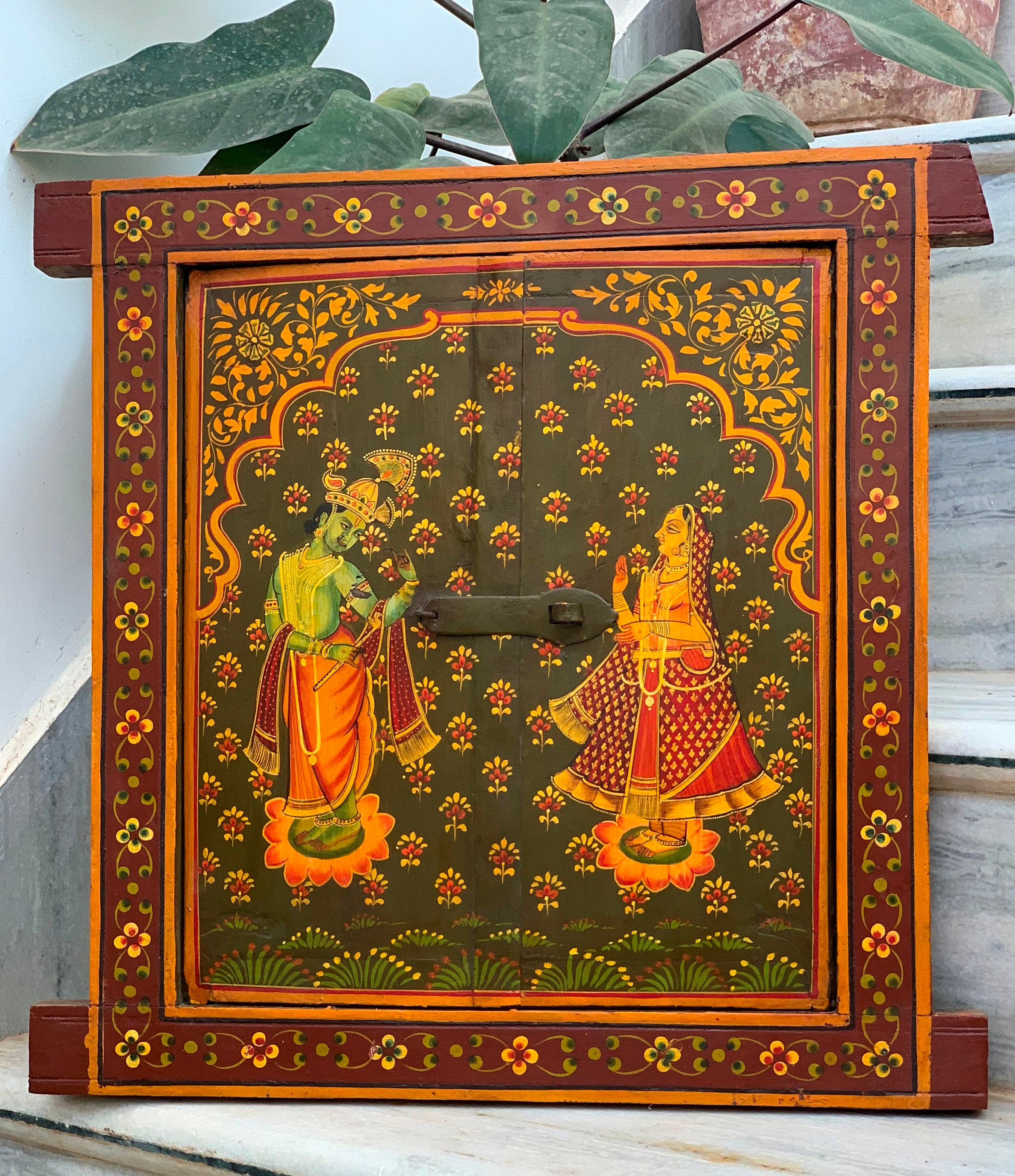 Деревянное окно с росписью Кришны и Радхи: Старинное индийское настенное панно