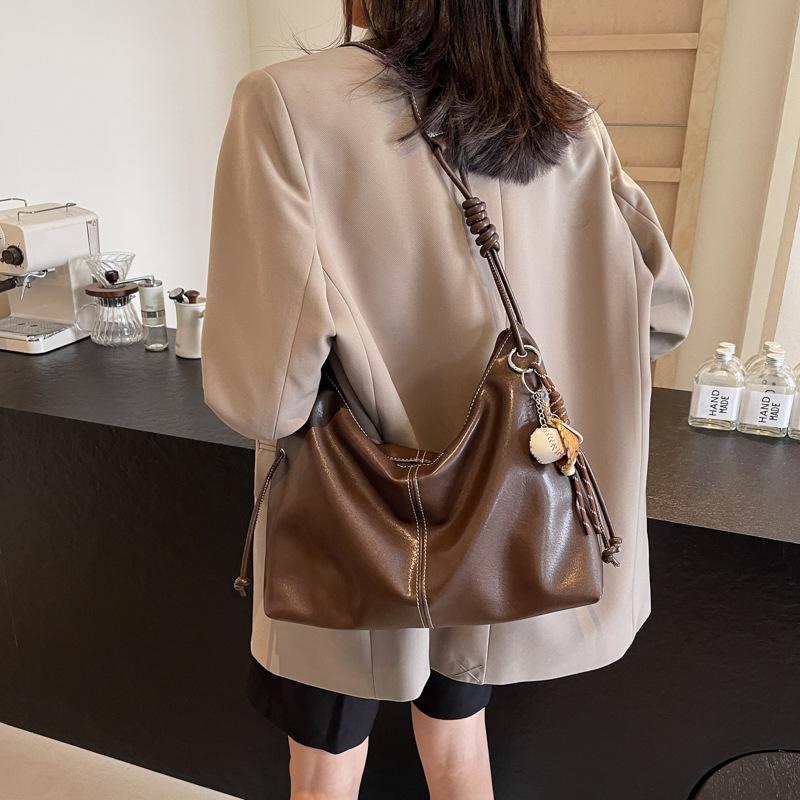 Einfarbige Umhängetasche unter der Achsel 2025 neue Tragetasche lässig für den Weg zur Arbeit große Kapazität Schultertasche