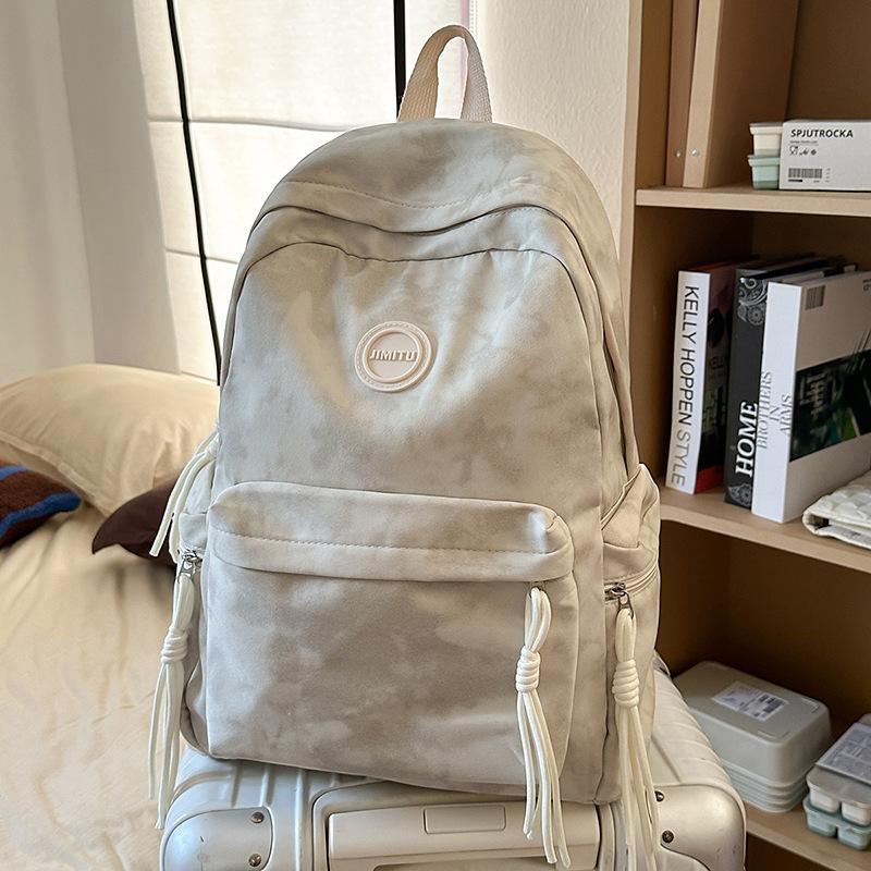 

Вместительный универсальный школьный рюкзак для мальчиков и девочек. Подходит для учеников начальной школы и как рюкзак для девочек. .