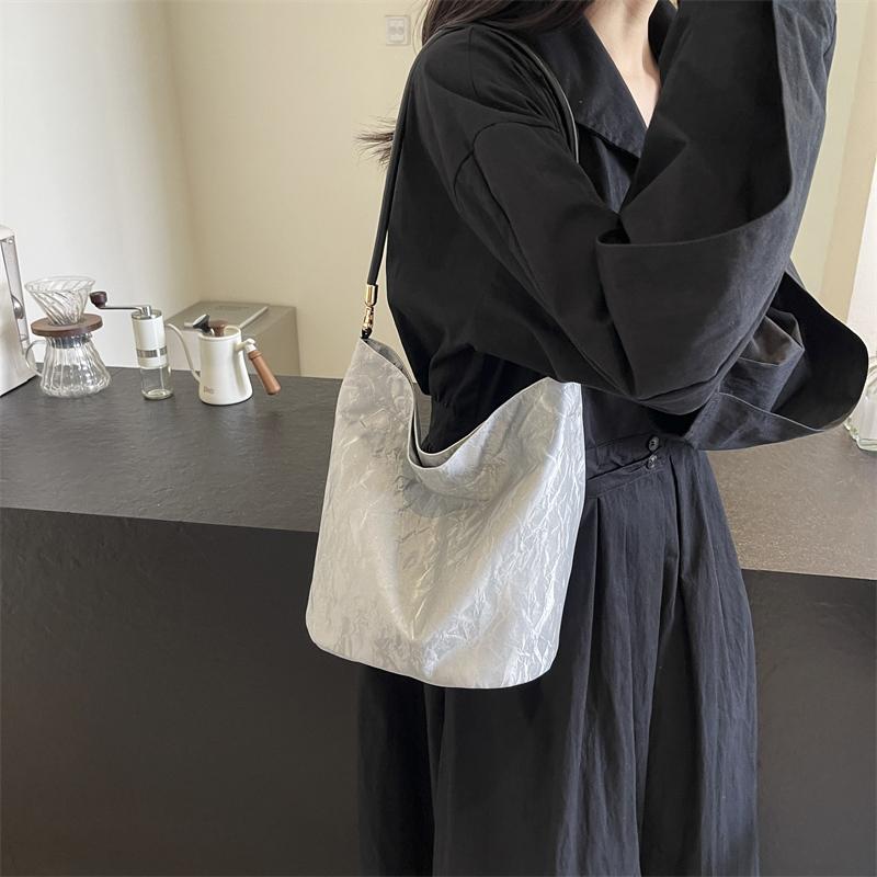 Мягкая кожаная сумка через плечо — фото 16