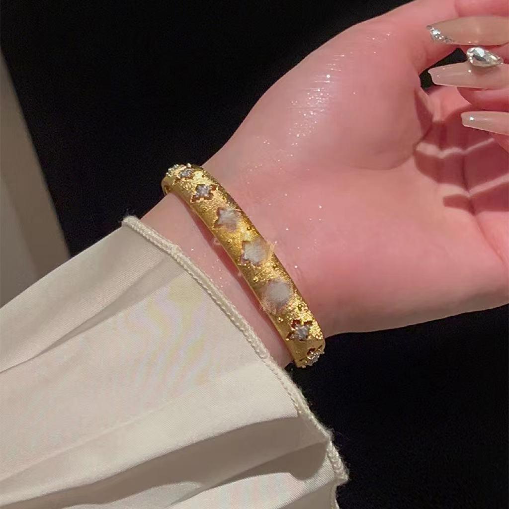 Geometrisches gebürstetes Armband im europäischen Palaststil mit Zirkonia: Retro, Leichter Luxus Hand Schmuck