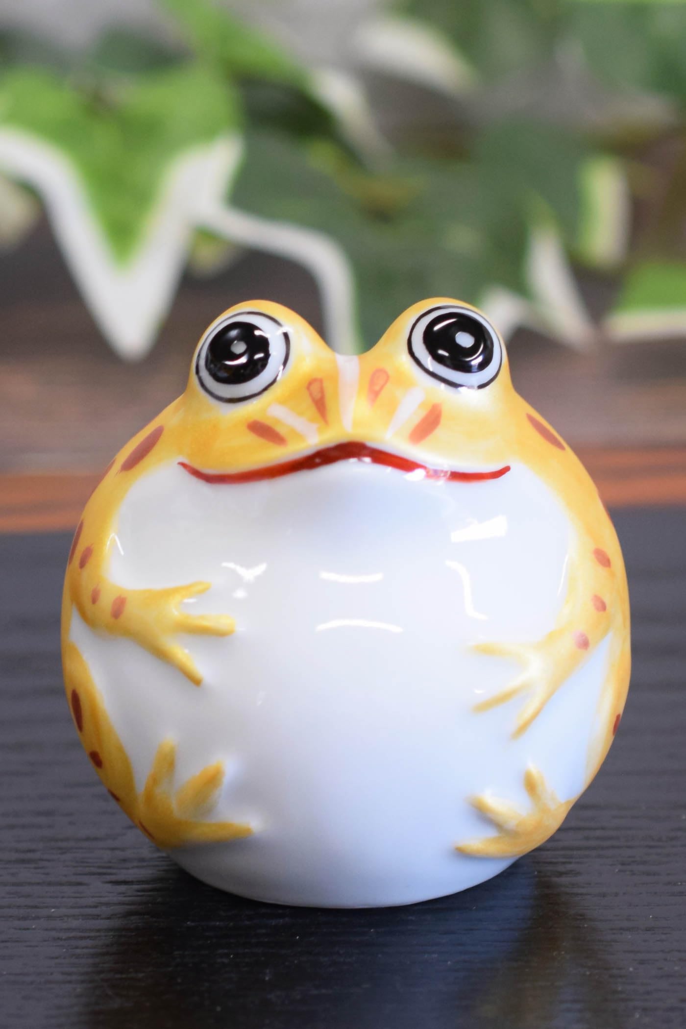 Waza no Kura Lucky Charm Frog Kutani Auspicious Feng Shui Made in Birthday 60th 70th 77th 80th 88th Birthday Gift Figurine, Ware, Gold-decorated