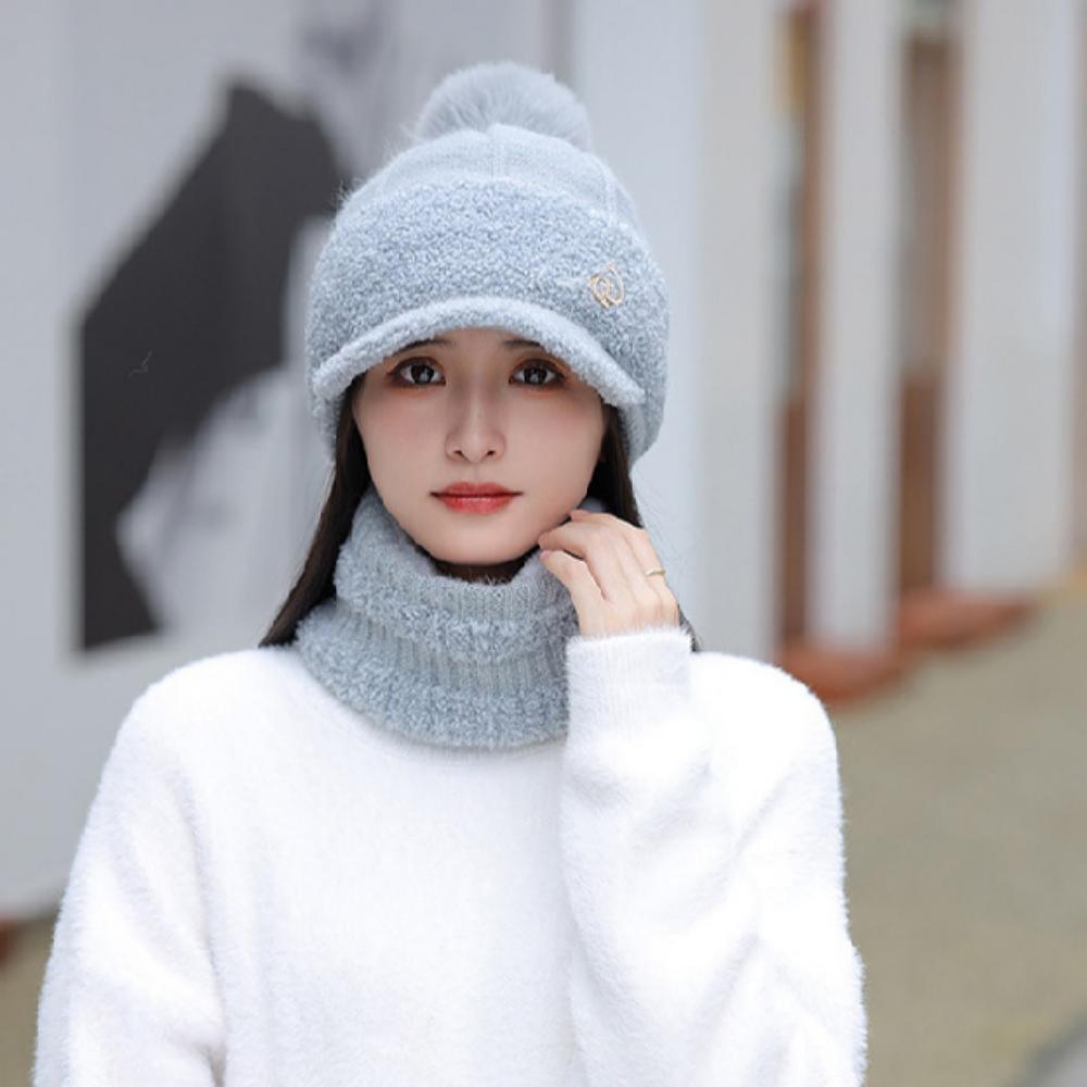 Cappello invernale da donna in poliestere con pelliccia sintetica e ponpon