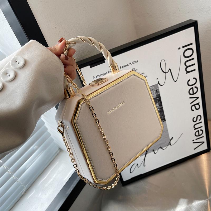 

Распродажа женских сумок 2024 года. Высококачественная западная минималистичная и универсальная высококачественная сумка-коробка. Изысканная сумка через плечо с цепочкой. as the picture